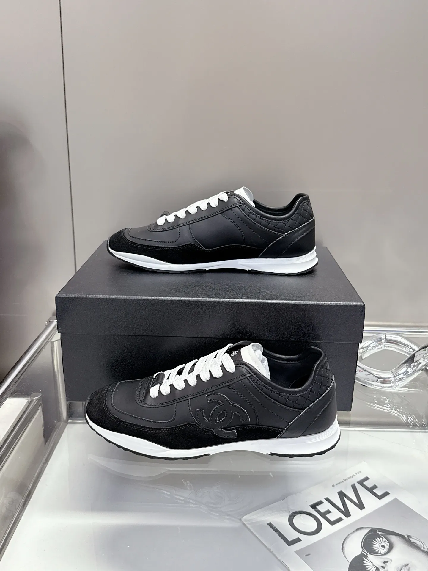 👟👟Ex-factory price 500👟👟 (size 35-40) Chanel 25p panda sneakers! It’s really out of the spotlight recently, and there’s a reason why it’s so popular! The upper is made of first-layer calfskin, with a sheepskin lining, which is breathable and comfortable. It has a full whitening effect and can easily show off your slender legs when paired with any style of clothes. Whoever wears it will look better~ The comfort level is simply amazing. Beauty and comfort coexist, and they are extremely versatile. Wearing it can easily walk ten or twenty thousand steps without any pressure, and it feels light and breathable. The classic black and white color scheme is really the best for spring and summer wear! No matter what kind of clothes you wear in daily life, you can never go wrong. You can mix and match them beautifully and look very delicate and stylish. People with wide feet don’t have to worry about making their feet look fat. Wearing it will make your feet look better. I really love this pair of shoes. Come and get a pair to make your steps more comfortable and fashionable!